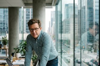 Homme d'âge moyen au bureau avec vue urbaine