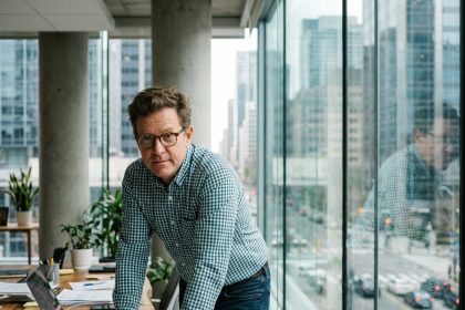 Homme d'âge moyen au bureau avec vue urbaine
